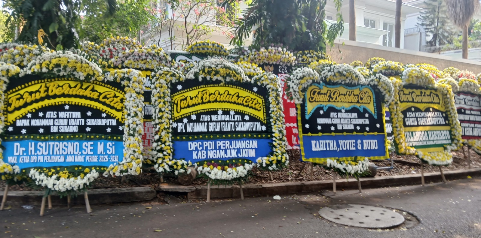 Dari Jokowi hingga Kahitna, Karangan Bunga Penuhi Rumah Duka Guruh Soekarnoputra