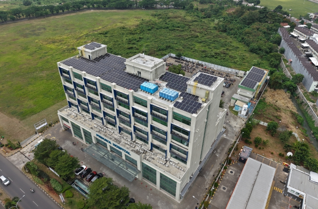 Bukan Sekadar Hemat, PLTS Atap Primaya Hospital Karawang Pasok Separuh Energi Rumah Sakit 24 Jam