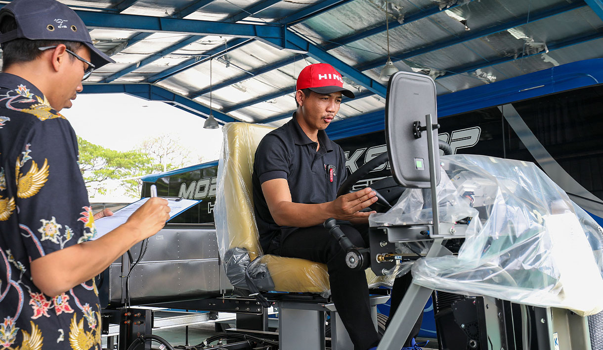 Gelar Driving School Batch Pertama, Hino Cetak Pengemudi Profesional dan Berkualitas yang Ciptakan Transportasi Aman