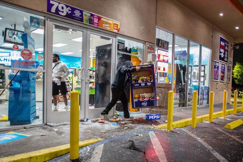 Ketegangan Imigrasi di Los Angeles, Perebutan Pengaruh antara Federal dan Negara Bagian