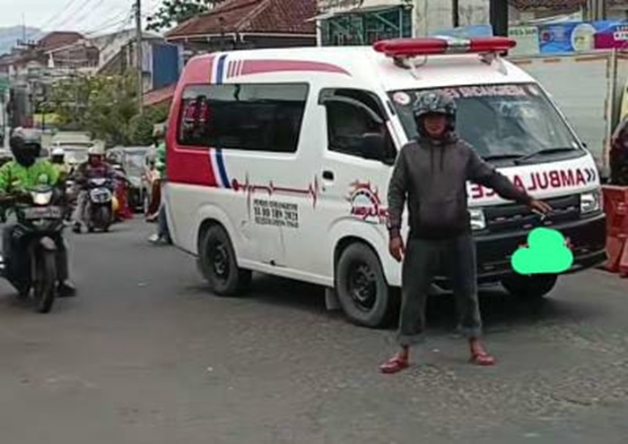 Viral Warga Halau Ambulans Nekat Terobos Perlintasan KA di Sukabumi, KAI Berikan Apresiasi