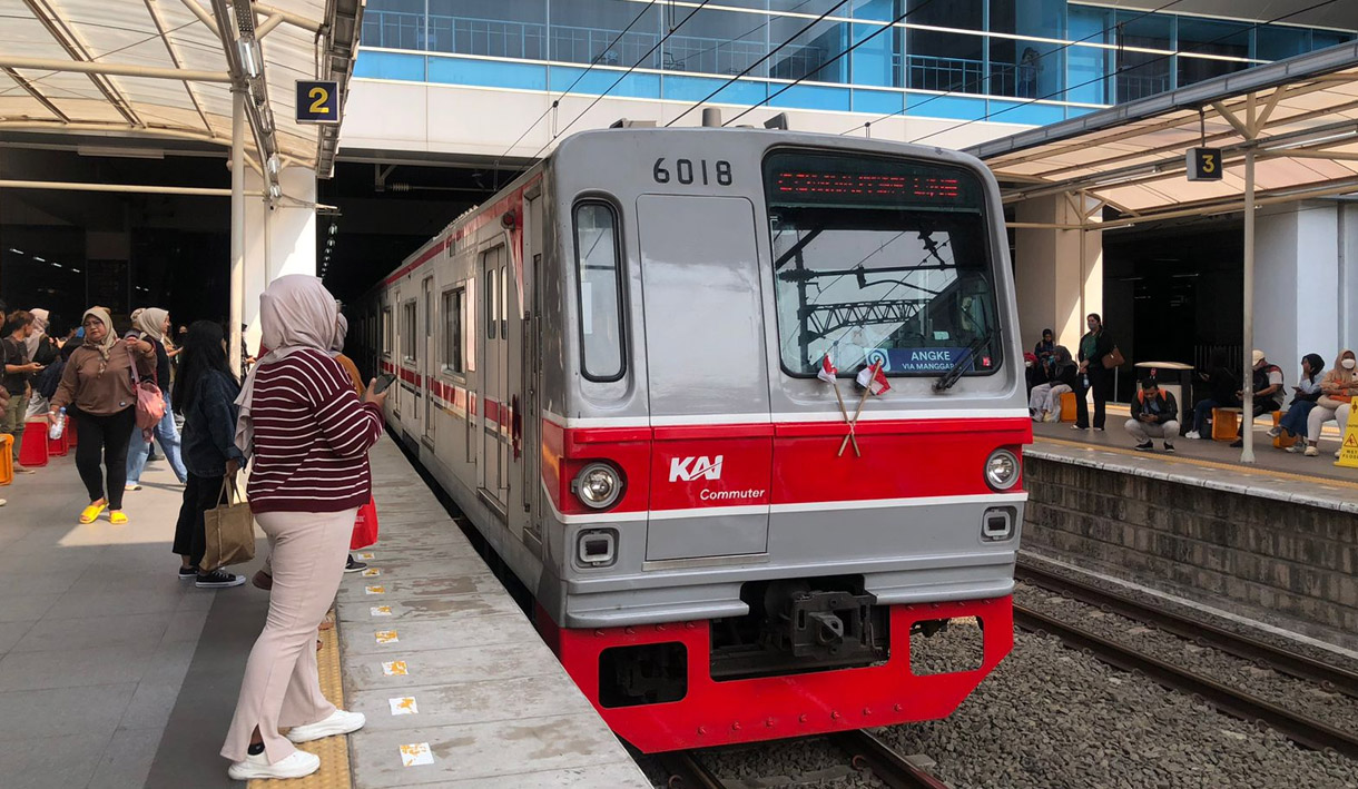 KAI Commuter Kerahkan Pengamanan Ekstra di Stasiun Palmerah dan Manggarai Jelang Misa Akbar di GBK   