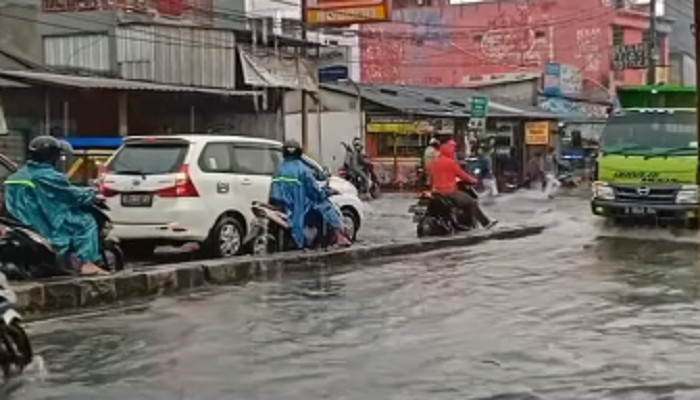 Ciledug, Tangerang Diguyur Hujan Deras, Ada Sejumlah Jalan yang Tergenang Banjir
