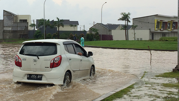 Jangan Asal Terobos Banjir, Pastikan Perlindungan Asuransi Terpenuhi
