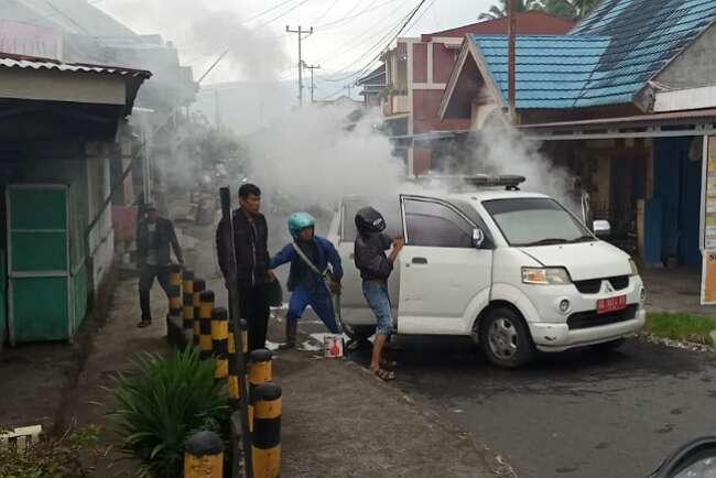 Mobil Ambulance Nyaris Ludes Terbakar di Jalan Raya Rejang Lebong