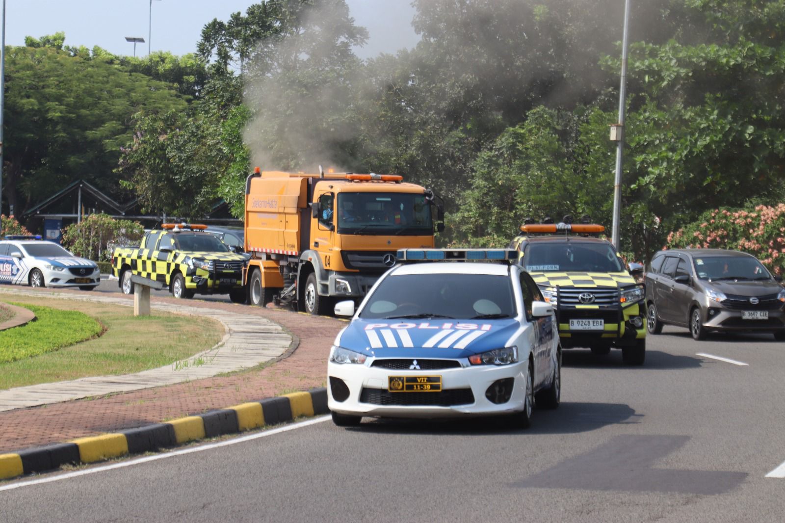 Polresta Bandara Soetta Gelar Pembersihan Jalan dari Benda-benda Tajam