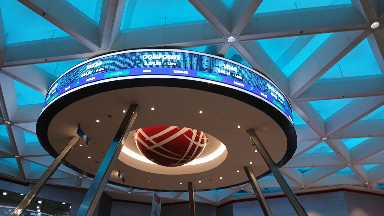 Tetap Konsisten, IHSG Sukses Ditutup Menguat ke Level 7.710,54.