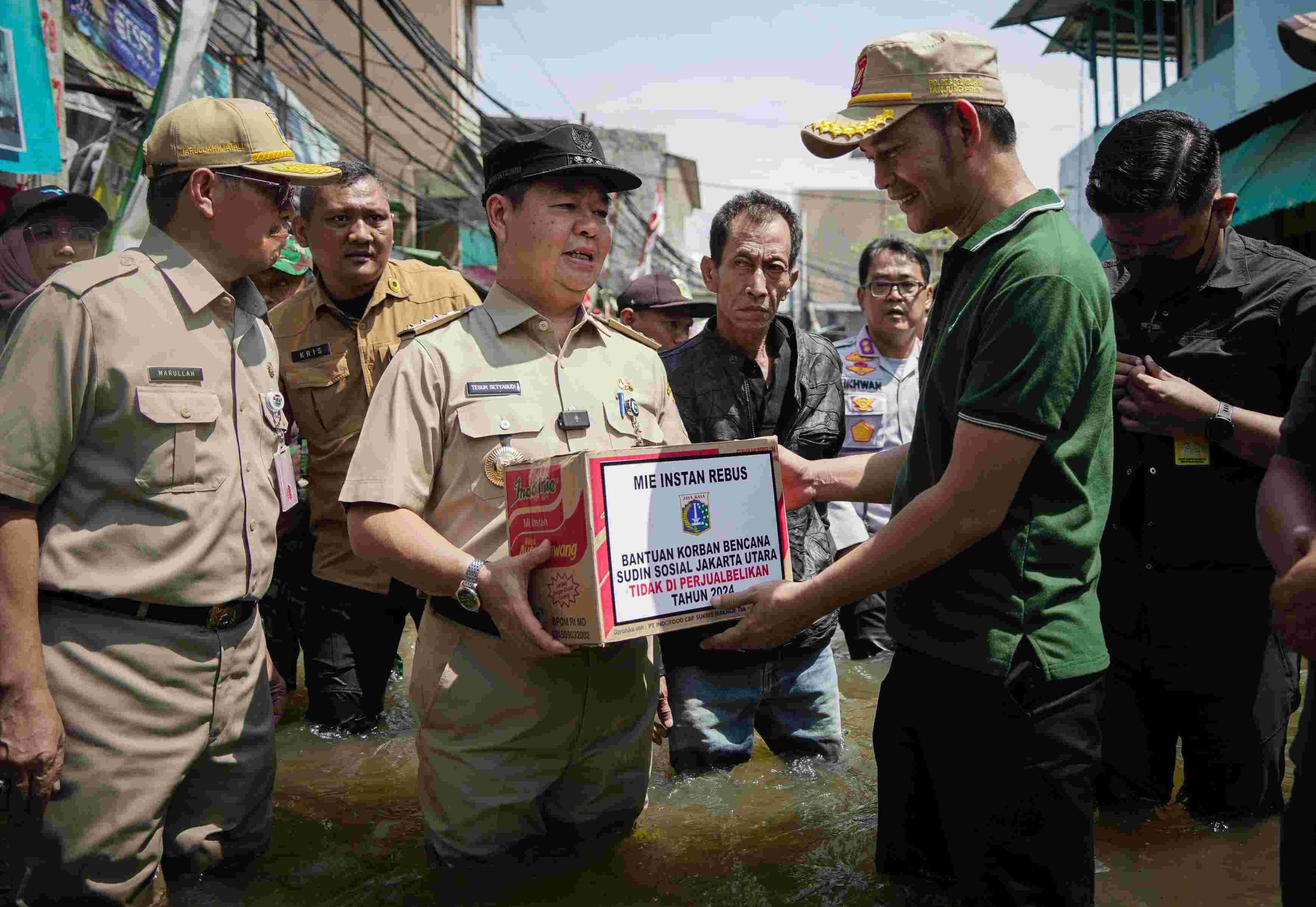 Teguh Setyabudi Tebar Sembako ke Warga Muara Angke yang Terdampak Banjir Rob