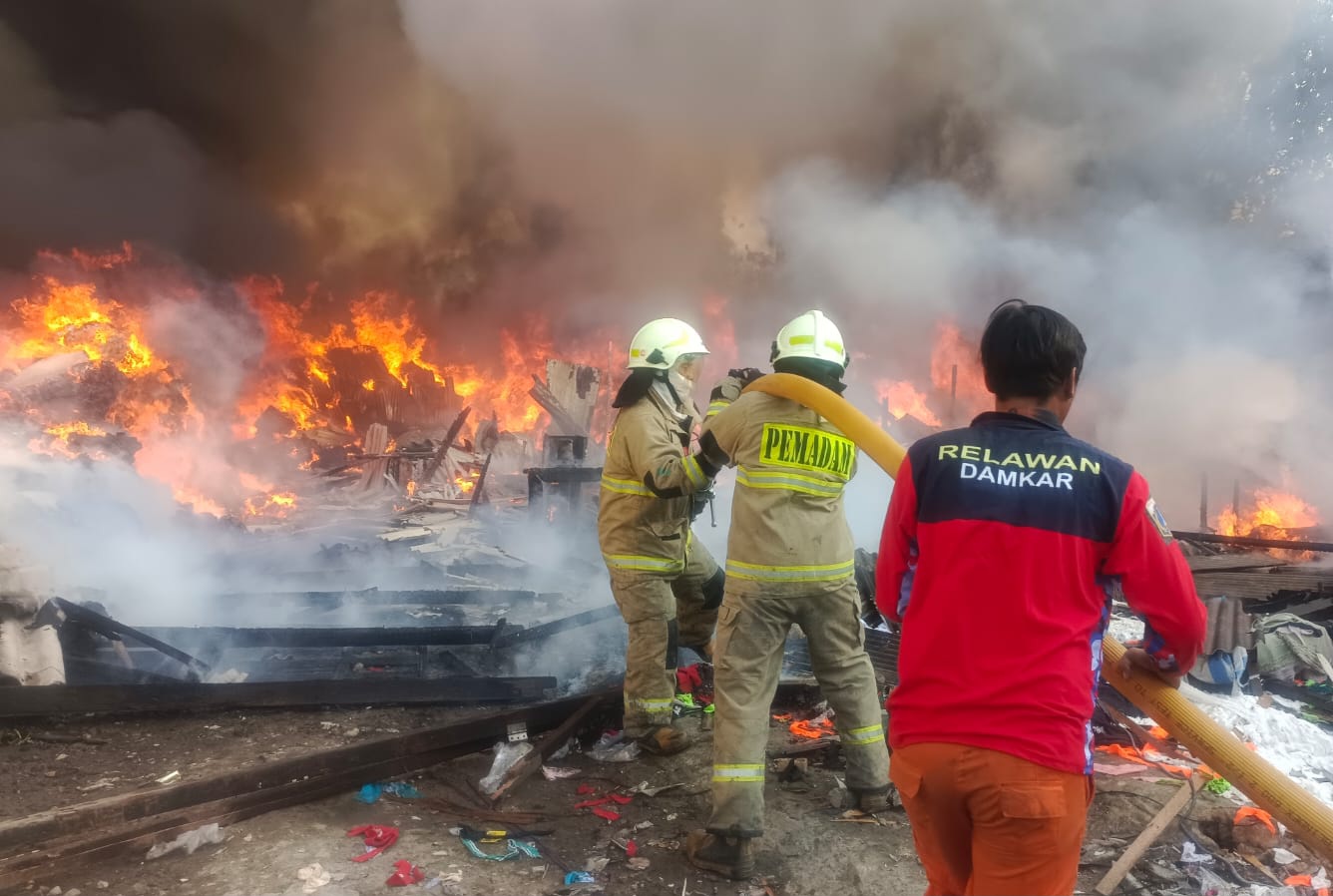 Kebakaran Hanguskan 120 Rumah dan 35 Lapak di Penjaringan, 200 Jiwa Kehilangan Tempat Tinggal