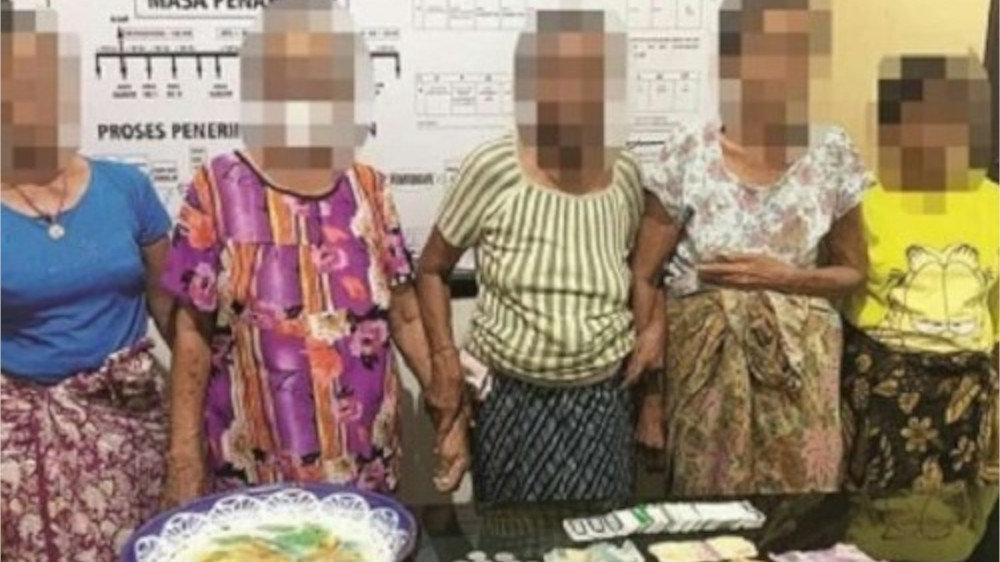 Tepok Jidat, Nenek-nenek di Lombok Tertangkap Basah Main Judi, Duit Pecahan Berserakan di Meja