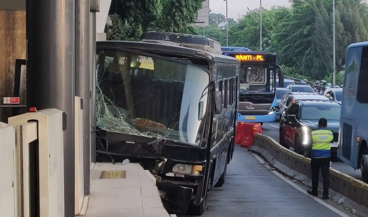 Halte Transjakarta Petamburan Tutup Pasca Ditabrak Bus Paspampres