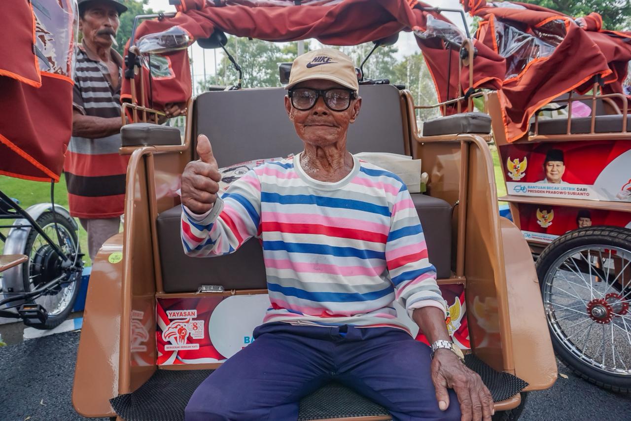 Kakek 89 Tahun Terima Becak Listrik dari Prabowo