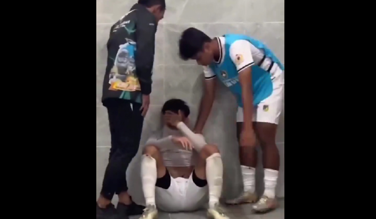 Tangis Pemain Sepakbola Tim Sulteng di Ruang Ganti PON XXI, Netizen: Cengeng Lu, Habis Pukul Wasit Nangis!