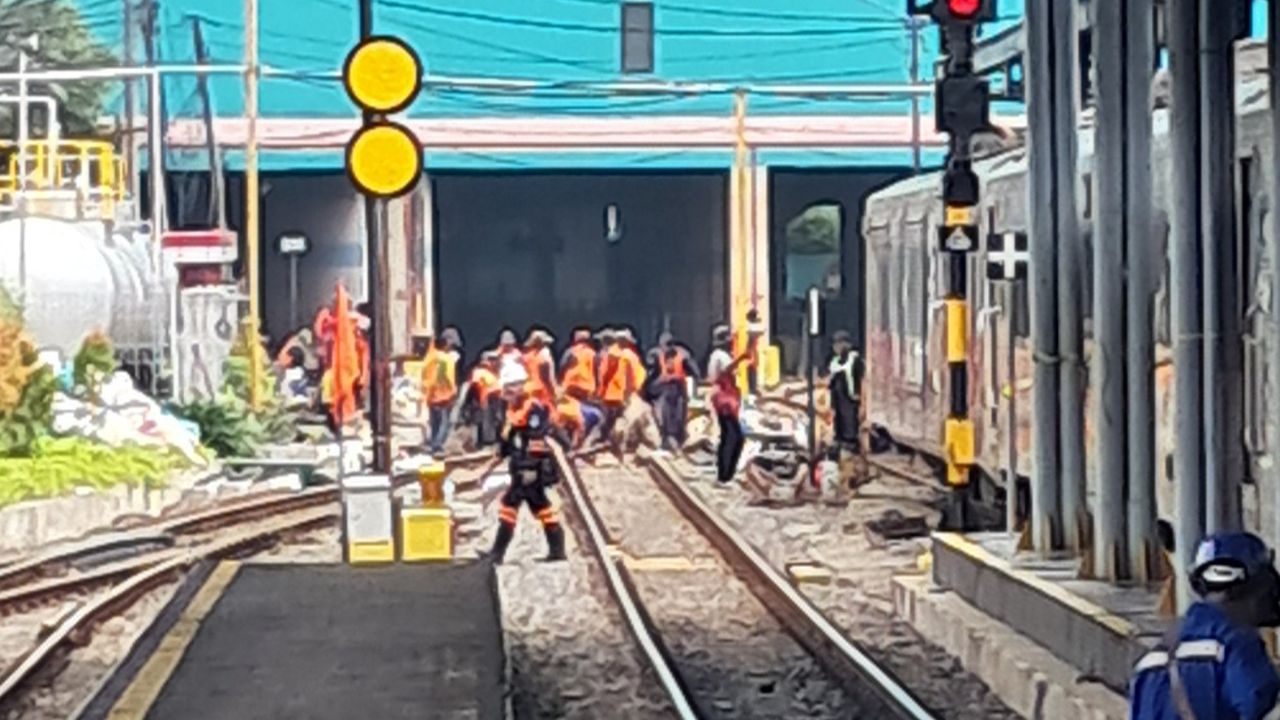 KA Aksa Cargo 2519 Anjlok, Ganggu Arus Kereta ke Surabaya Pasar Turi