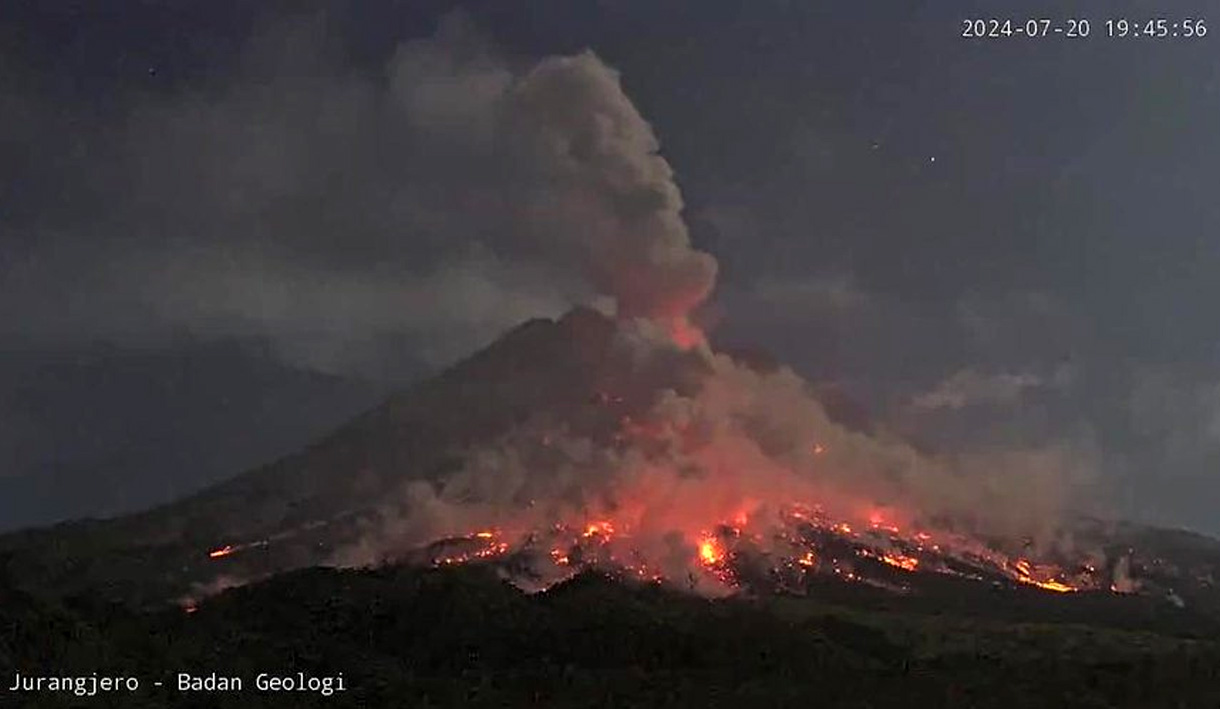 Guguran Awan Panas Bakar Hampir Setengah Gunung Merapi Yogjakarta