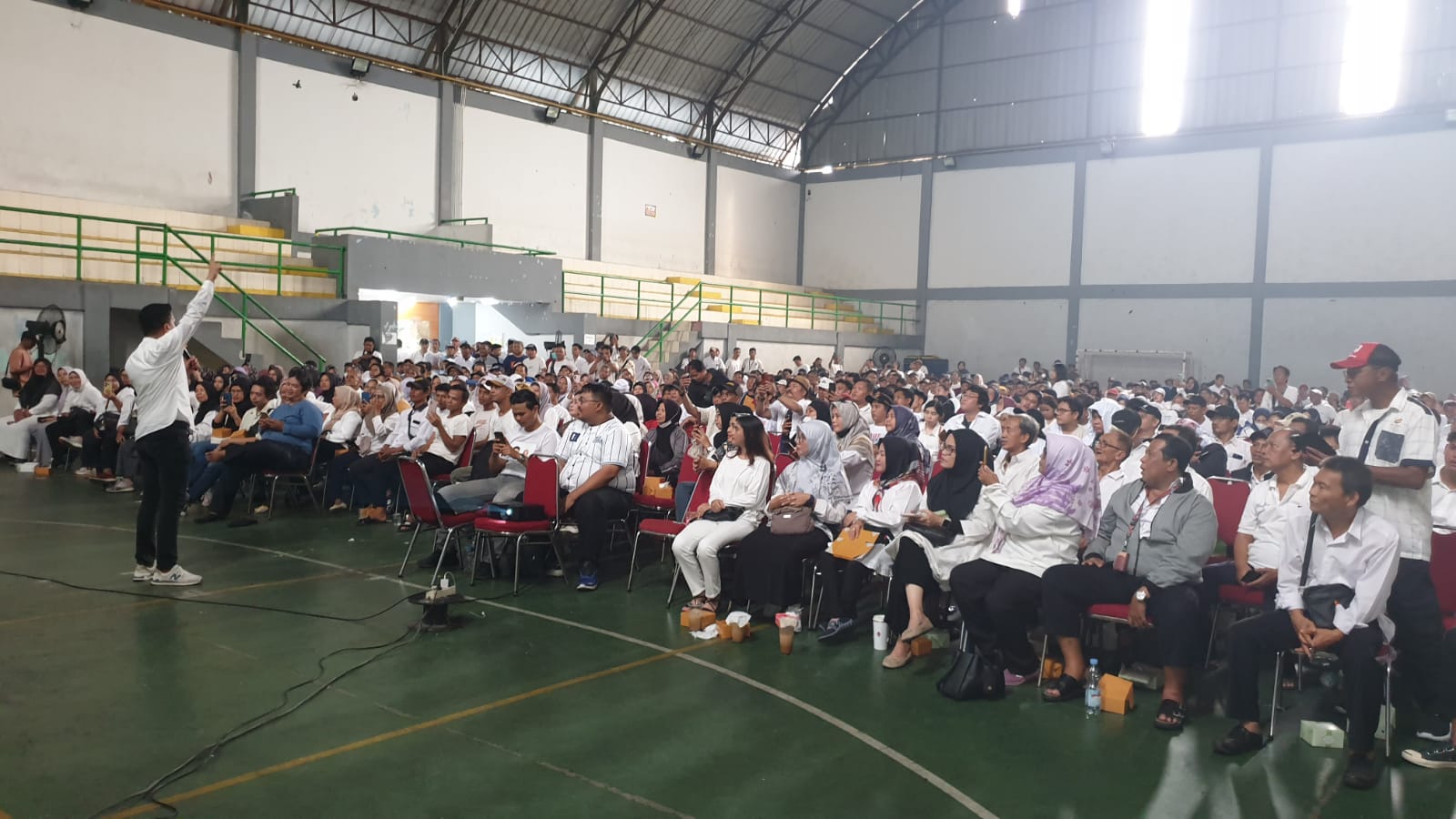 Bimtek Bareng Seribu Relawan di GOR Jatiuwung, Faldo-Fadhlin Optimis Menang di Pilkada Kota Tangerang 2024