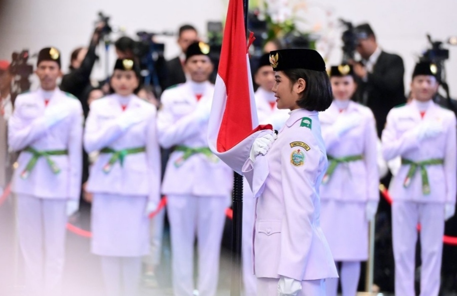 Jelang 70 Hari Pemerintahannya Berakhir, Jokowi Kukuhkan 76 Anggota Paskibraka 2024