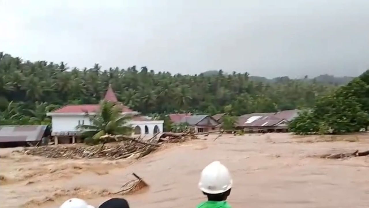 Banjir Halmahera Rendam Ratusan Rumah, Lumpur dan Potongan Kayu Ikut Terbawa Arus