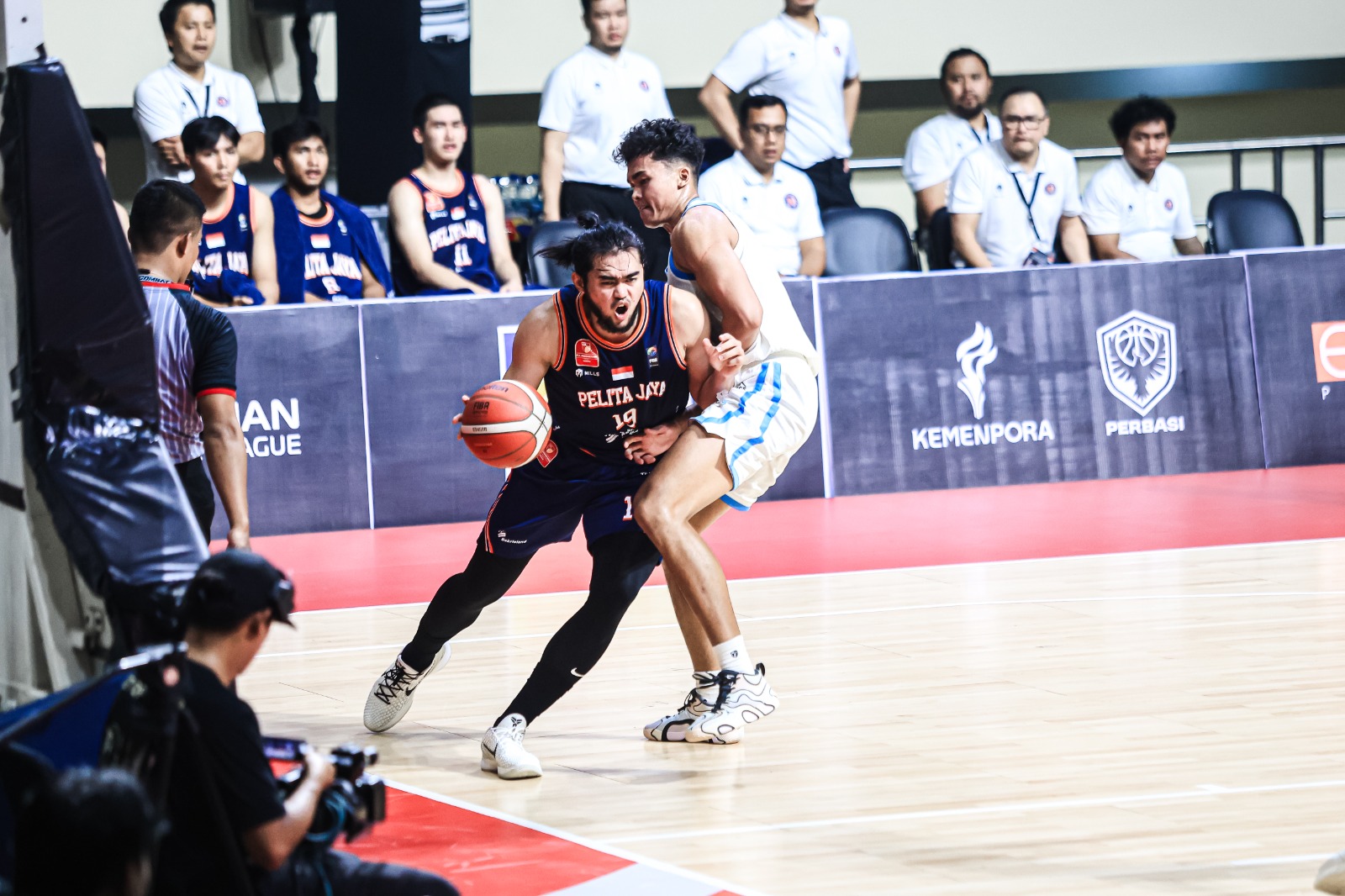 Kemenangan Satria Muda dan Pelita Jaya Mengawali Hari Pertama IBL All-Indonesian 2025 di GOR Manahan