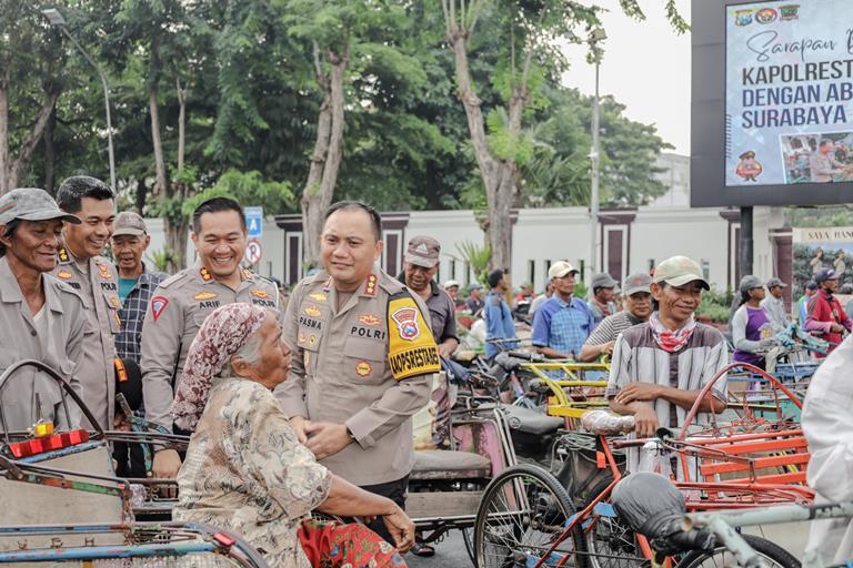 Kapolrestabes Surabaya Ajak Sarapan dan Bagi Sembako untuk Abang Becak
