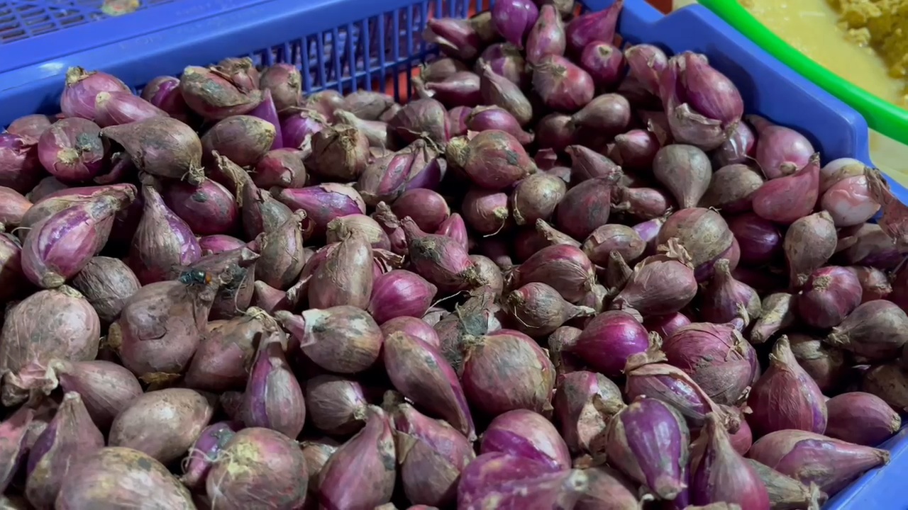 Emak-Emak Makin Puyeng, Harga Bawang dan Cabai di Pasar Bayam Meroket