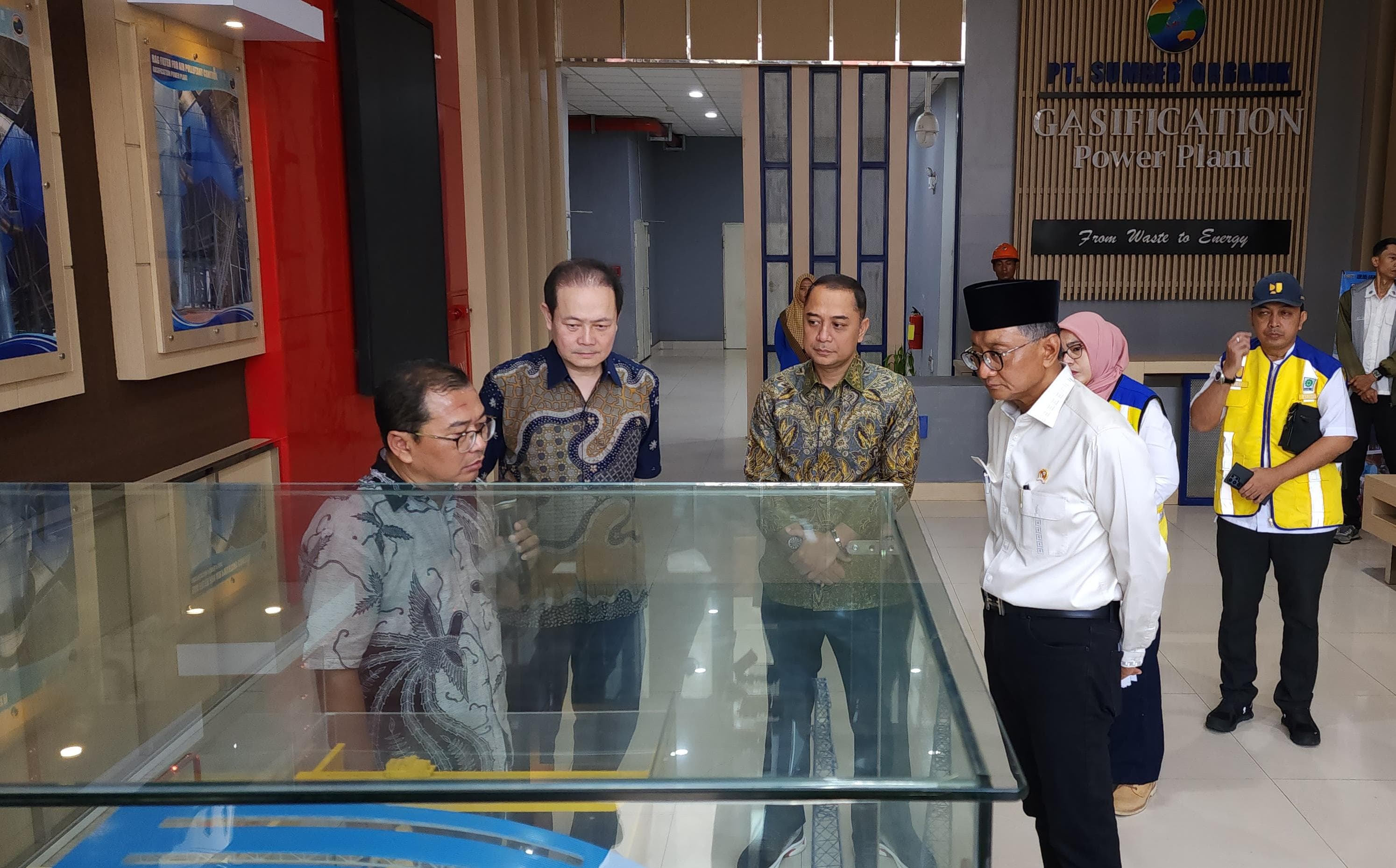 Tinjau TPA Benowo Surabaya, Menteri PU Dorong Swasta Investasi PLTSa