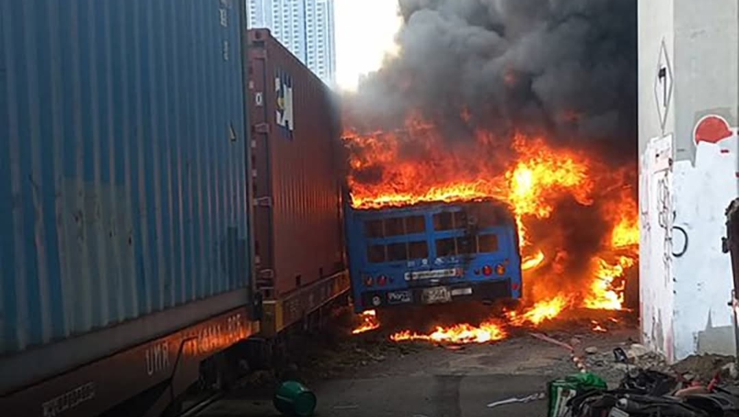 Kereta Barang Tabrak Bus di Tengah Kemacetan Bangkok, 8 Orang Tewas