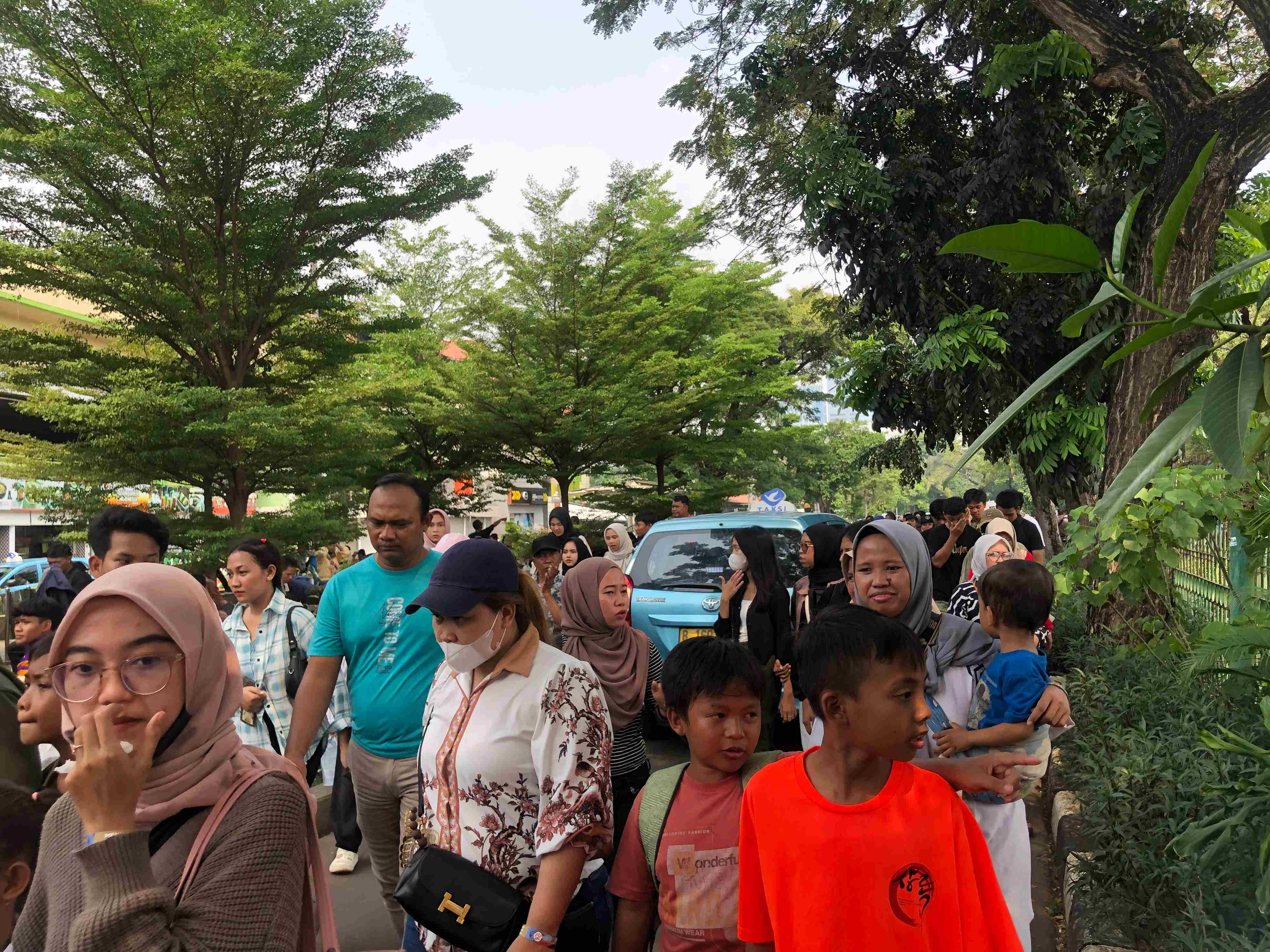 Ribuan Warga Jakarta Mulai Serbu Monas, Anak Balita Turut Dibawa