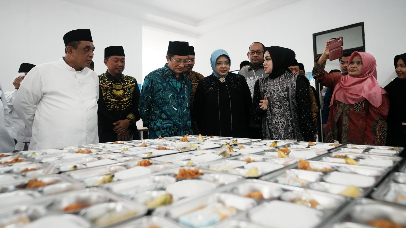Menteri Agama Resmikan Dapur Makan Bergizi Gratis Pertama di Kabupaten Bone, Beri Makan Siang Gratis untuk 4.000 Santri Per Hari