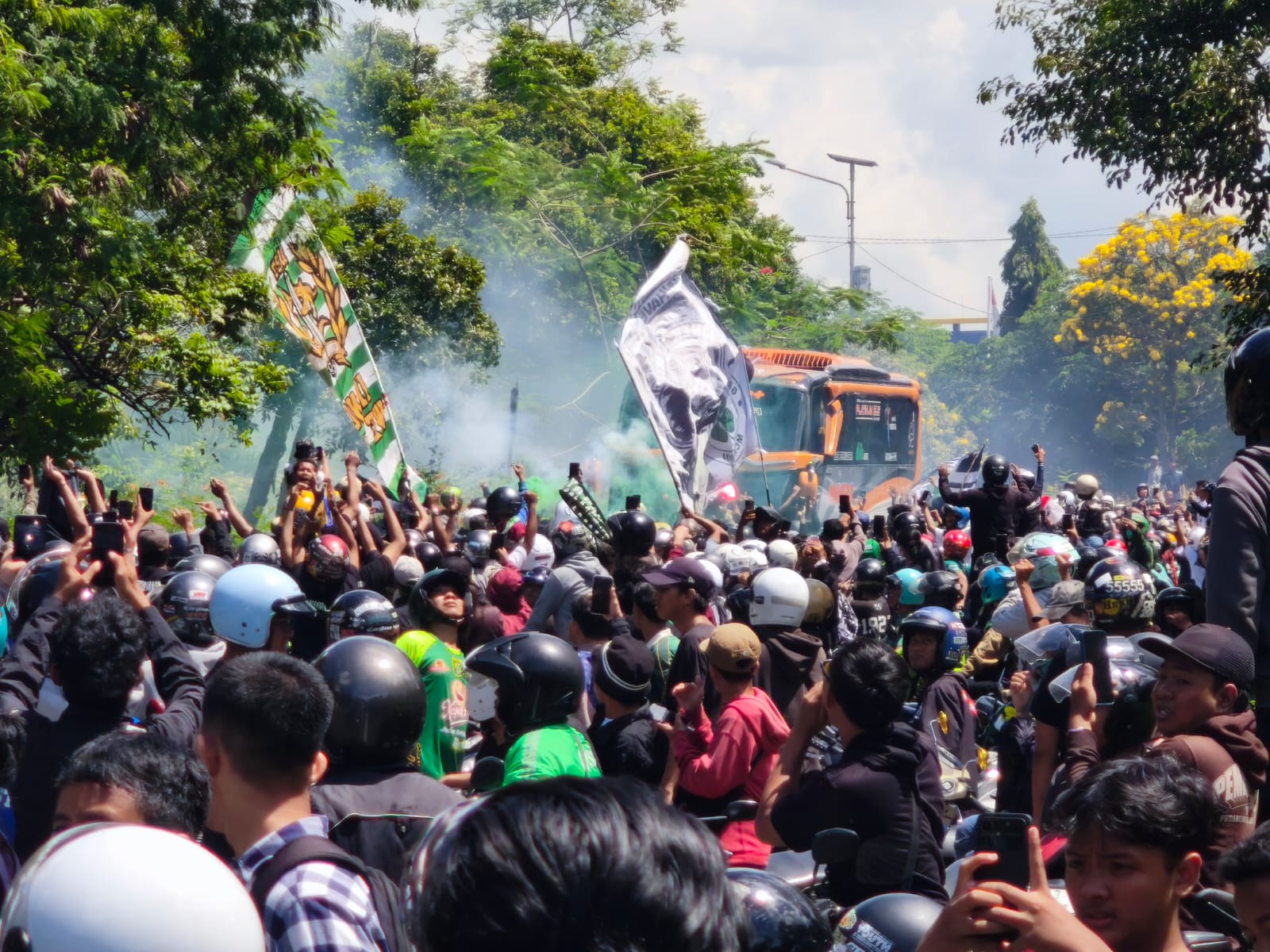 Persebaya Gilas Arema 4-0, Ribuan Bonek Hijaukan Exit Tol Satelit Surabaya!