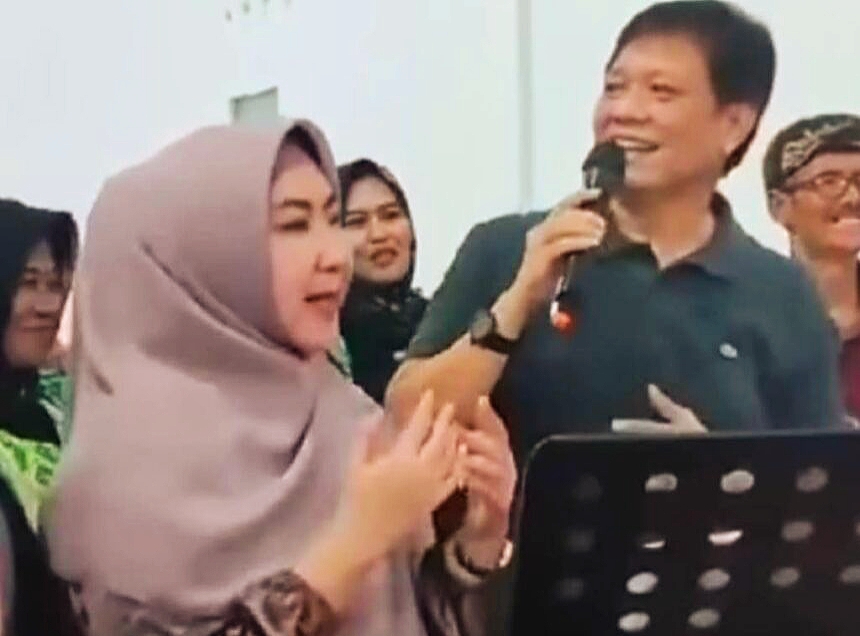 Bakal Calon Bupati Tanggamus Dinyinyirin Netizen Gegara Mesra dengan Mantan Suami Saat Duet Bernyanyi