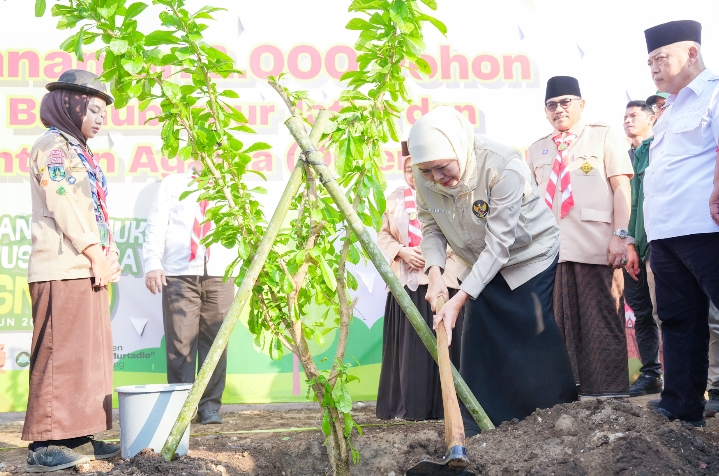 PPSN VI 2026: Gubernur Khofifah Ajak Santri Tanam 1.000 Pohon di Malang