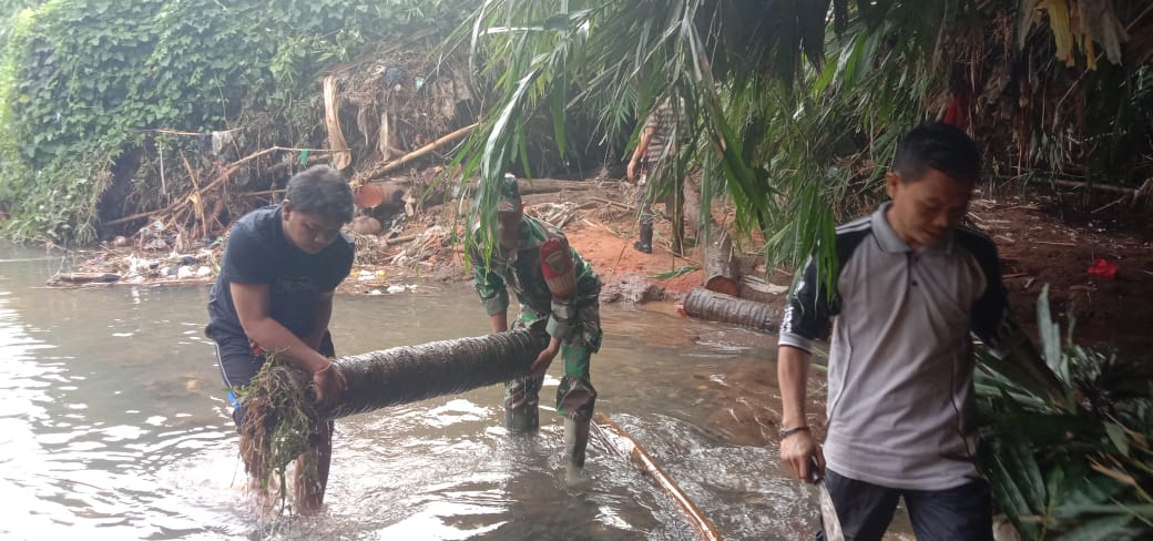 Cegah Banjir, Koramil Kedaton Bersama Warga Lakukan Gerebek Sungai
