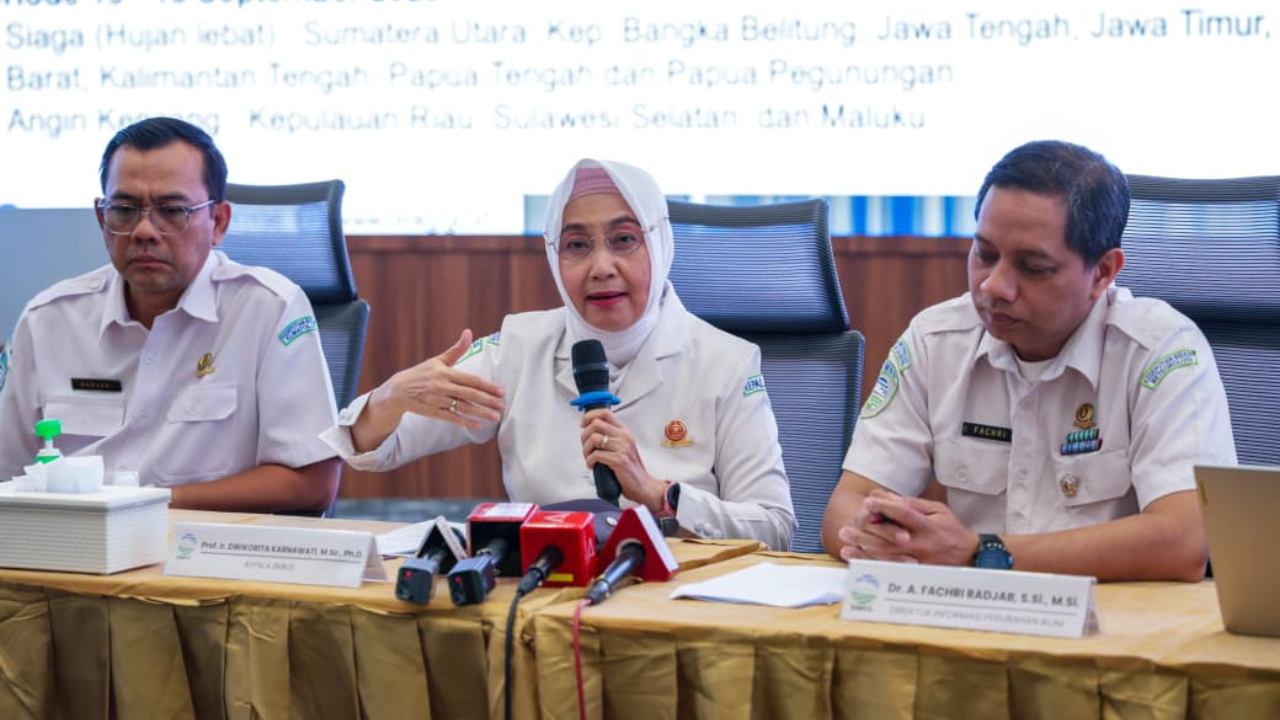 BMKG Prediksi Musim Hujan Lebih Cepat: Waspada Risiko Hidrometeorologi dan Peluang untuk Pertanian