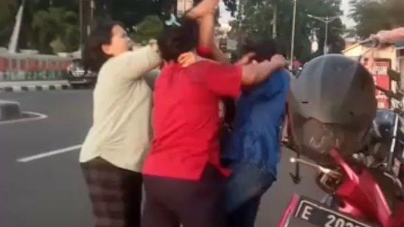 Emak emak Adu Jotos di Alun-alun Majalengka, Diduga Ini Penyebabnya