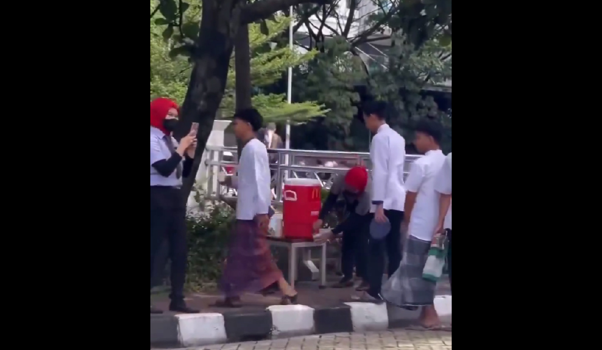 McDonald's Bagi Minuman Gratis di Halaman Masjid Dirujak Netizen: Aku Sih Ogah Deh!