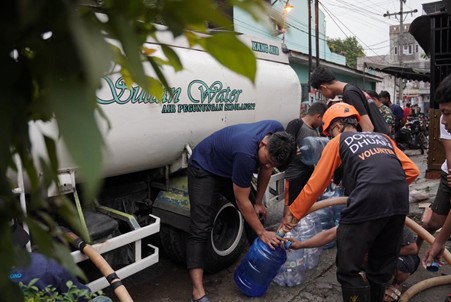 Dompet Dhuafa Waspada Salurkan 10.000 Liter Air Bersih Bagi Ratusan Kepala Keluarga