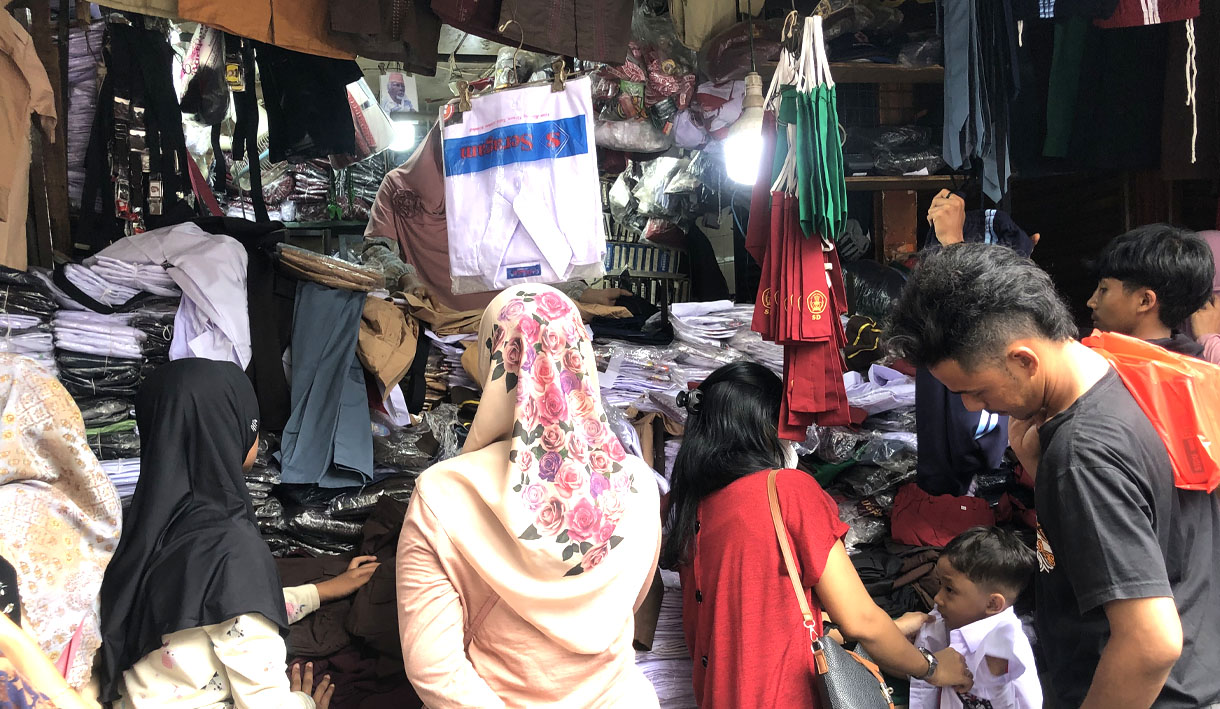 Rezeki Penjual Seragam Sekolah di Pasar Jatinegara: Raup Rp25 Juta Sehari   