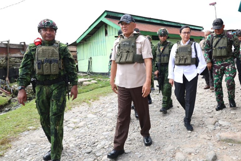 Pakai Rompi Anti Peluru, Menkeu dan Menhan Kunjungi Daerah Rawan Konflik Papua