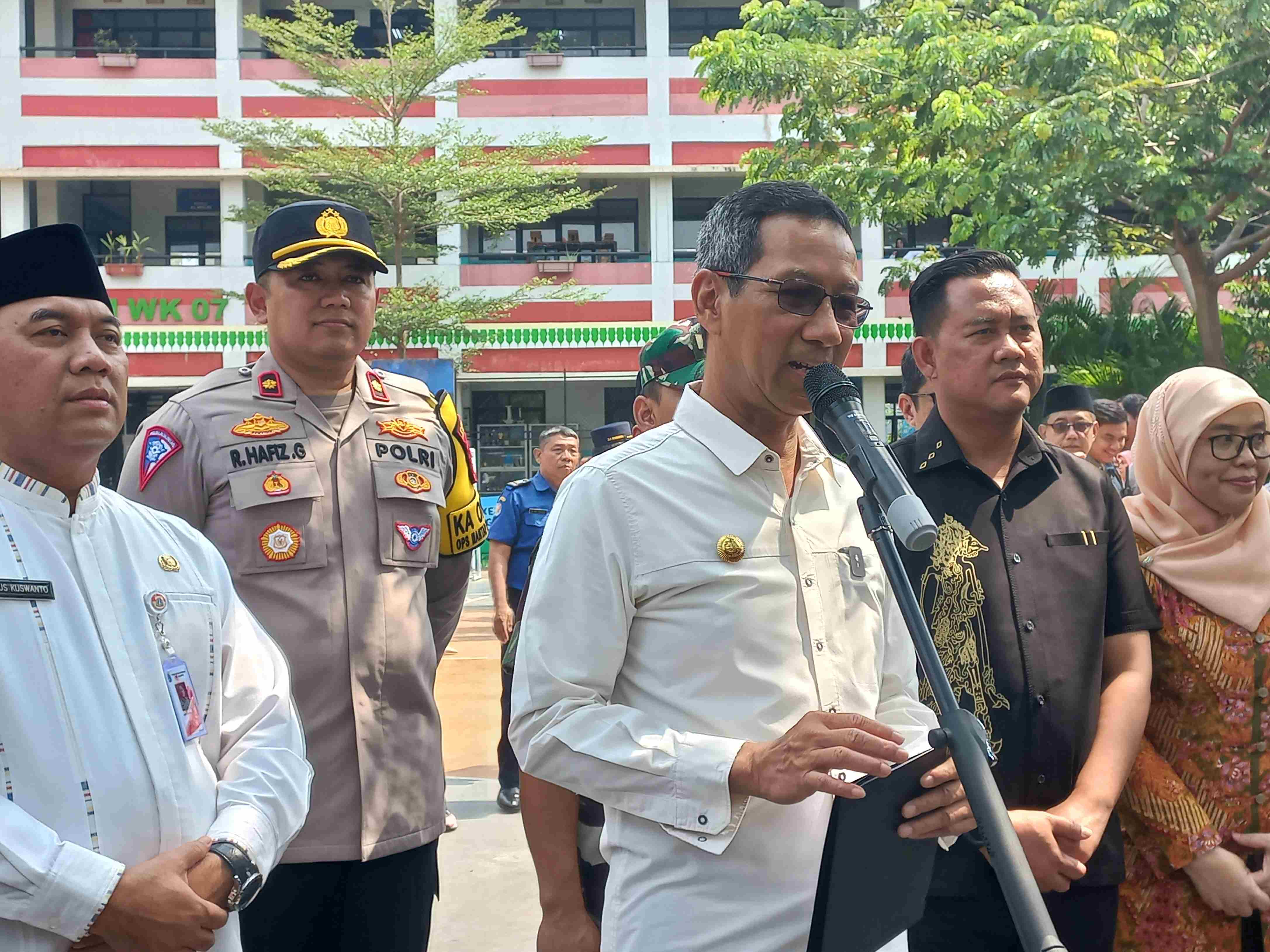 Jawaban Heru Budi Terkait Menu Makan Gratis Tanpa Susu Kepada Anak-anak di SDN Jakbar