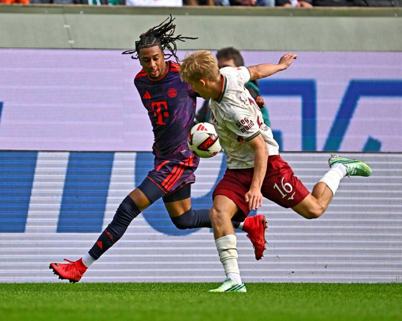 Augsburg vs Bayern Munchen 2-2, Die Roten Gagal Gusur Dortmund dari Puncak