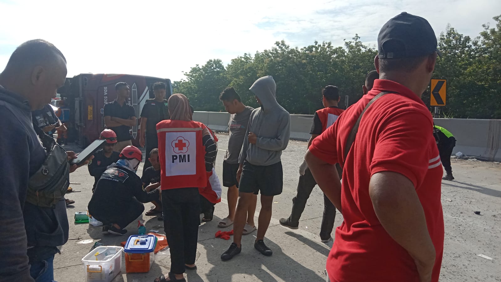 Ini Kronologi Laka Bus Rombongan Parpol di Tol Solo-Ngawi, 2 Tewas, 4 Orang Dilarikan ke RS