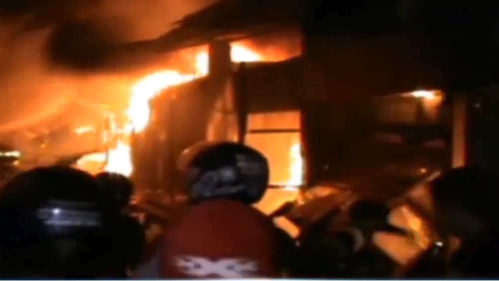 3 Pemuda Babak Belur Kepergok Menjarah, 931 Kios Hangus Terbakar di Pasar Central Makassar