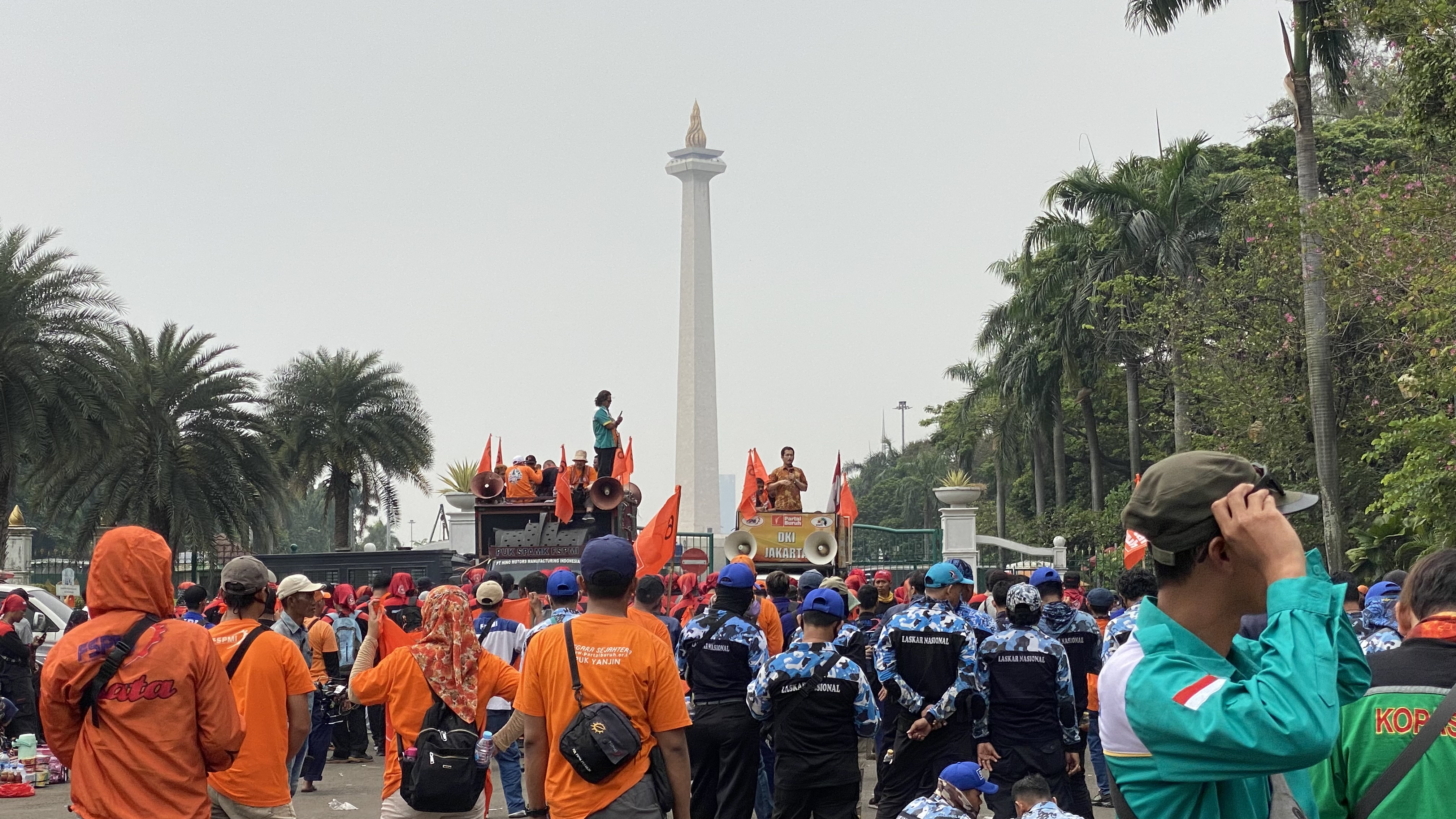Macet! Transjakarta Terpaksa Ubah Rute Akibat Dampak Demo Buruh di Patung Kuda