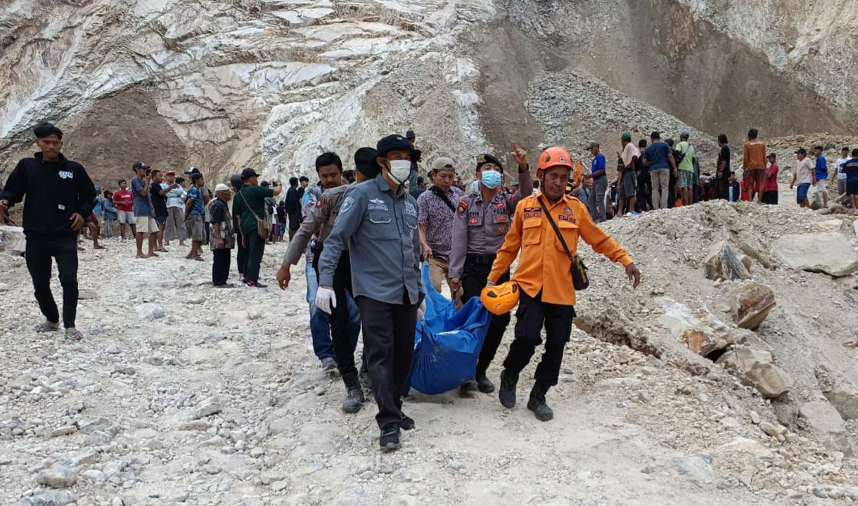 13 Orang Tewas Akibat Longsor di Tambang Galian C Gunung Kuda Cirebon, Tim SAR Terus Lakukan Evakuasi