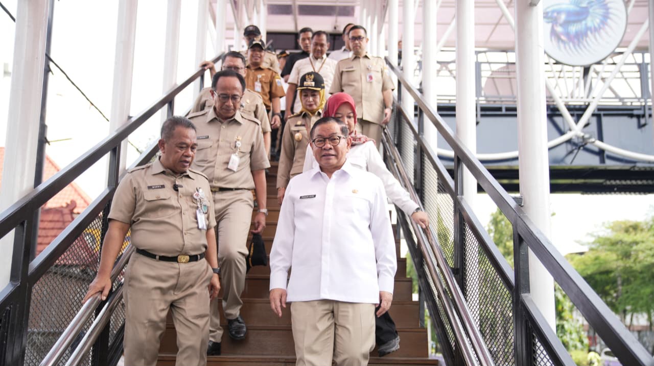 Pramono Resmikan JPO Ikonik di Jakbar, Bermotif Cupang Slayer dan Kembang Anggrek