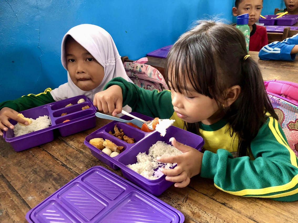 Intip Menu Makan Bergizi Gratis saat Uji Coba di Tangerang, Siswa Bawa Kotak Bekal