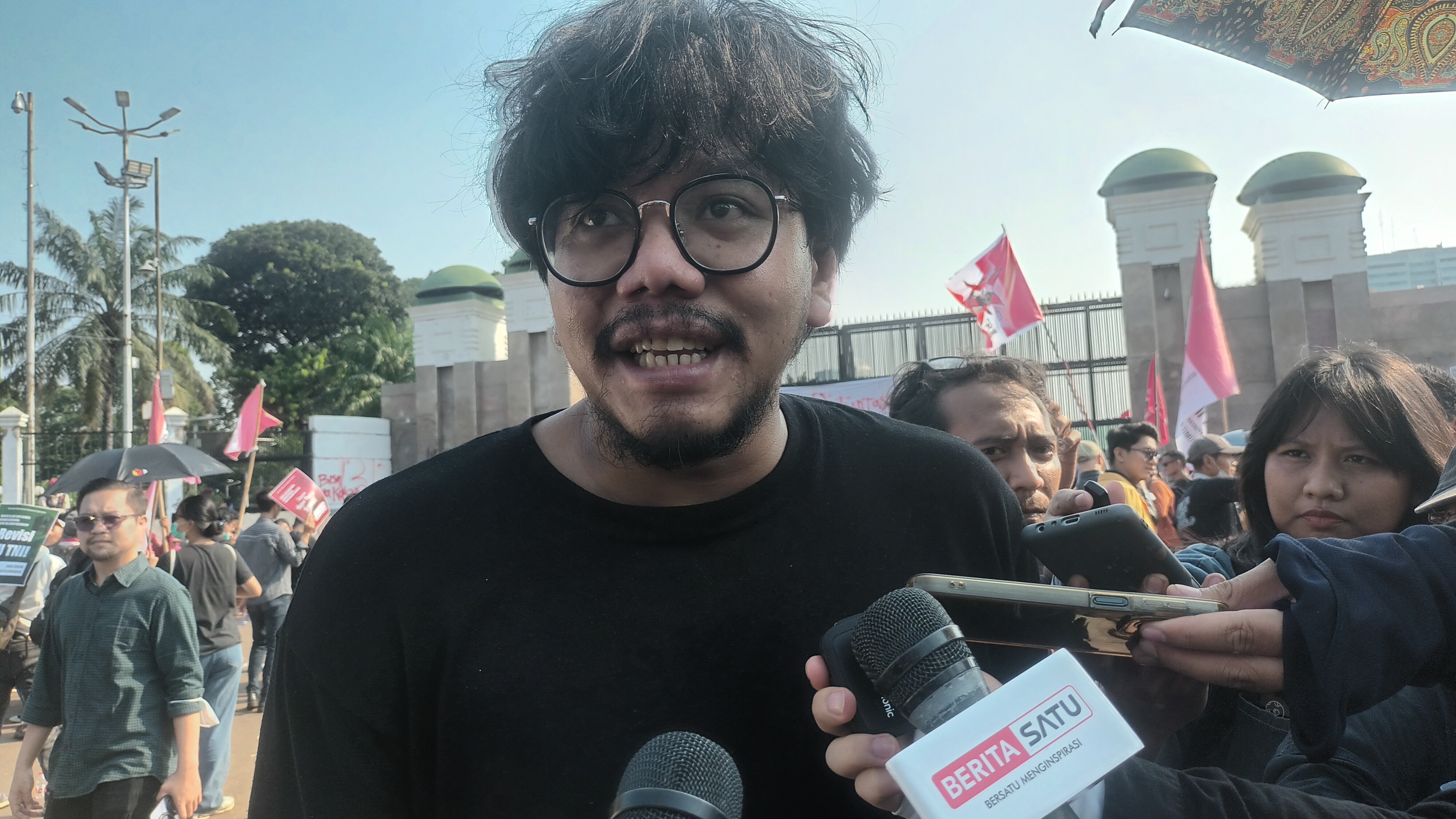 Ferry Irwandi Bantah Pernah Dihubungi TNI, Siap Hadapi Laporan Hukum