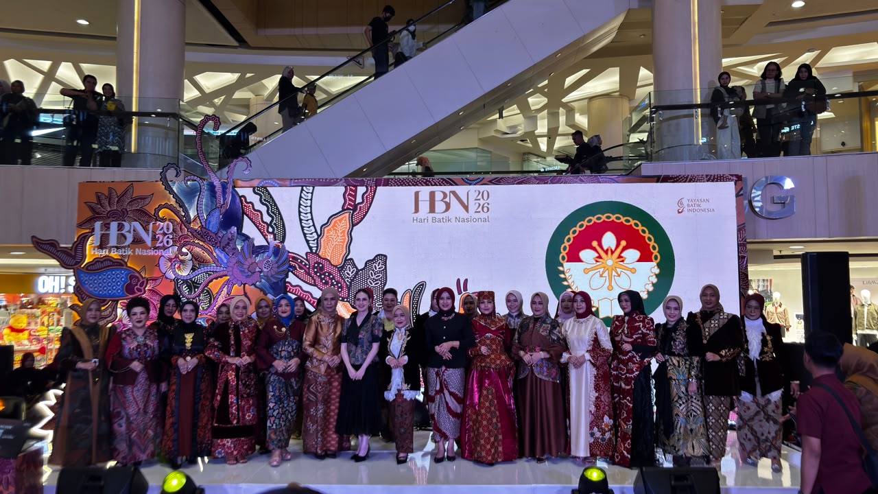 Semarakkan Hari Batik Nasional 2026, Model-Model DWP Provinsi Jatim Peragakan Busana di Runway