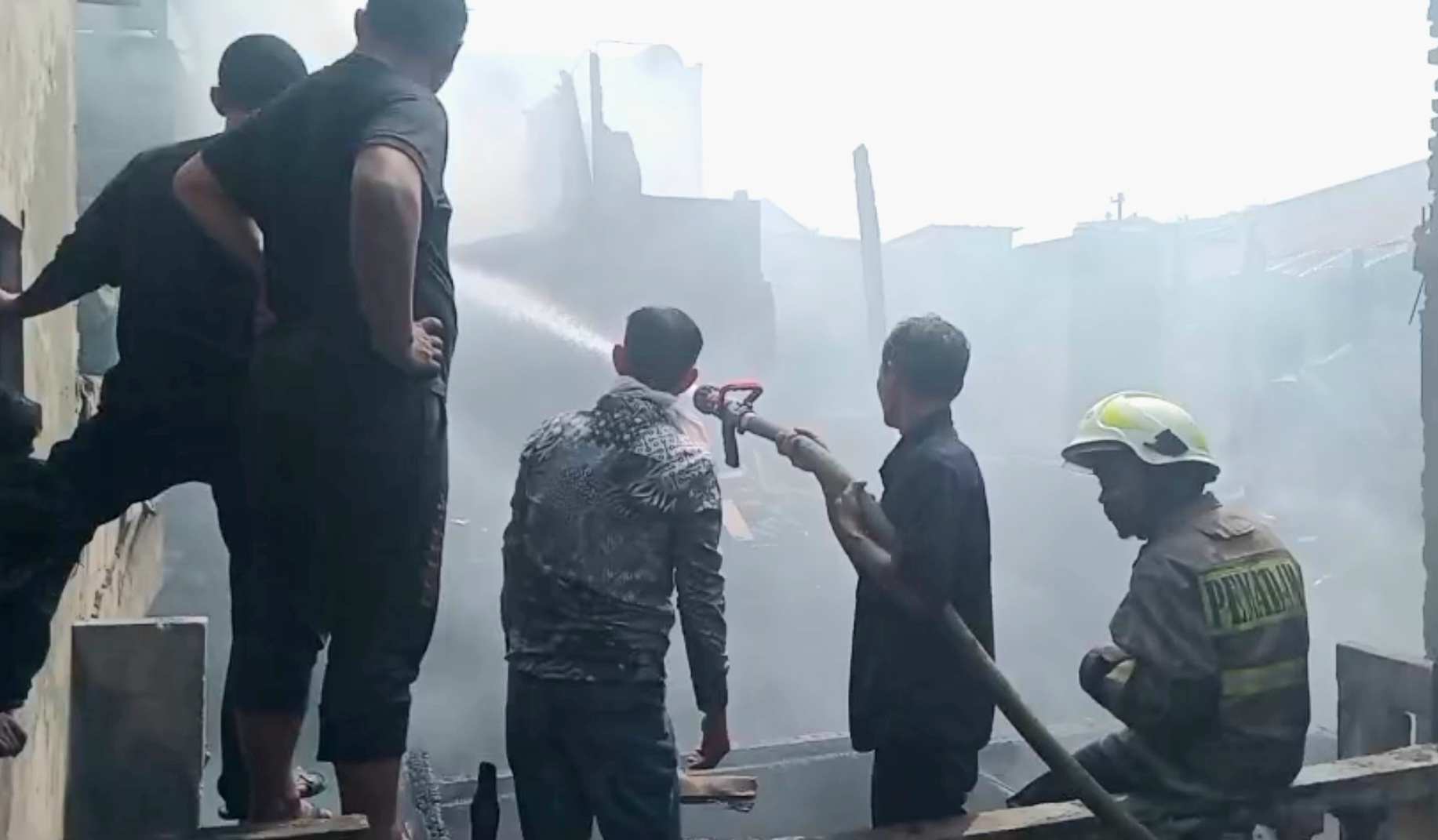 20 Rumah Hangus Terbakar di Kwitang, Warga: Api Makin Besar Disemprot APAR